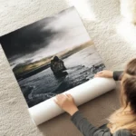 poster islet marin avec nuages sombres au sol.webp