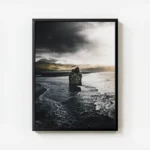 poster islet marin avec nuages sombres avec cadre.webp