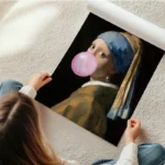 poster jeune fille a la perle chewing gum en rouleau.webp