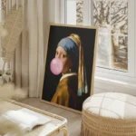 poster jeune fille a la perle chewing gum salon beige.webp