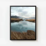 poster lac avec montagnes et nuages avec cadre.webp