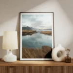 poster lac avec montagnes et nuages meuble.webp