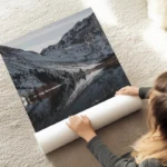 poster lac et montagnes enneigees au sol.webp