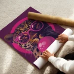 poster leopard lunettes roses enroule.webp