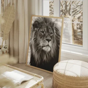 poster lion noir et blanc salon beige.webp