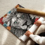 poster lion noir et blanc yeux bleus fleurs enroule.webp
