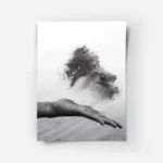 poster main qui repand du sable.webp