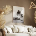 poster main qui repand du sable salon.webp