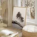 poster main qui repand du sable salon beige.webp