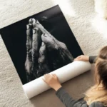 poster mains en priere au sol.webp