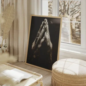 poster mains en priere salon beige.webp