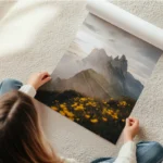 poster montagne avec fleurs jaunes en rouleau.webp
