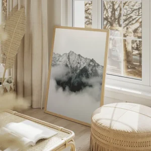 poster montagne en brume salon beige.webp