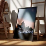 poster montagne enneigee au clair de lune encadre.webp