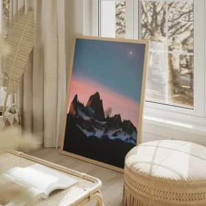 poster montagne enneigee au clair de lune salon beige.webp