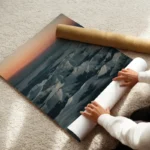 poster montagne enneigee au coucher de soleil enroule.webp