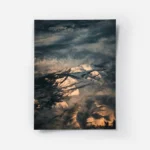 poster montagne enneigee sous ciel nuageux.webp