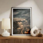 poster montagne enneigee sous ciel nuageux meuble.webp