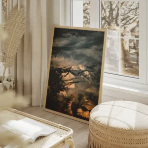 poster montagne enneigee sous ciel nuageux salon beige.webp