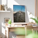 poster montagne et arbres bureau.webp