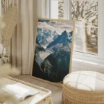 poster montagne et ciel nuageux salon beige.webp