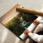 poster montagne et cours d eau enroule.webp