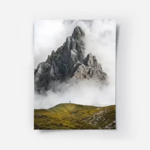 poster montagne grise en brume.webp