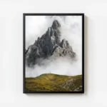 poster montagne grise en brume avec cadre.webp