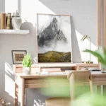 poster montagne grise en brume bureau.webp