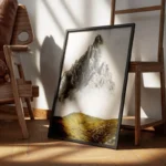 poster montagne grise en brume encadre.webp