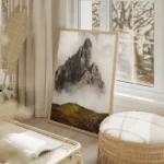 poster montagne grise en brume salon beige.webp