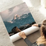 poster montagne lointaine au sol.webp