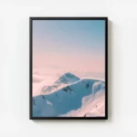 poster montagne neigeuse dimmige avec cadre.webp