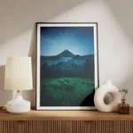 poster montagne nocturne meuble.webp