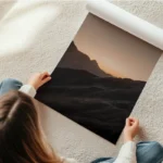 poster montagnes enneigees au coucher de soleil en rouleau.webp