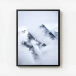 poster montagnes enveloppees de brume avec cadre.webp