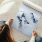poster montagnes enveloppees de brume en rouleau.webp