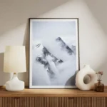 poster montagnes enveloppees de brume meuble.webp