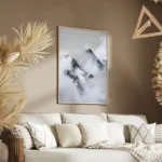 poster montagnes enveloppees de brume salon.webp