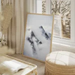 poster montagnes enveloppees de brume salon beige.webp