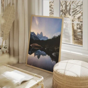poster montagnes reflet lac el chalten salon beige.webp