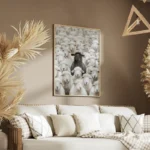 poster mouton noir parmi des moutons blancs salon.webp