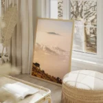 poster paysage montagne nuageux salon beige.webp