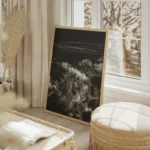 poster paysage montagneux en noir et blanc salon beige.webp