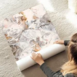 poster peinture abstraite beige et blanche au sol.webp
