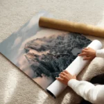 poster pic de montagne enneigee enroule.webp