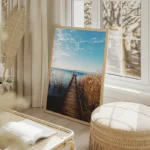 poster pont en bois bord de mer salon beige.webp