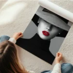 poster portrait femme avec chapeau en rouleau.webp