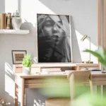 poster portrait femme en noir et blanc bureau.webp
