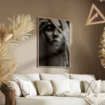 poster portrait femme en noir et blanc salon.webp